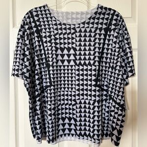 Sports Illustrated Geometric Black and White Women's Athletic Top NWT